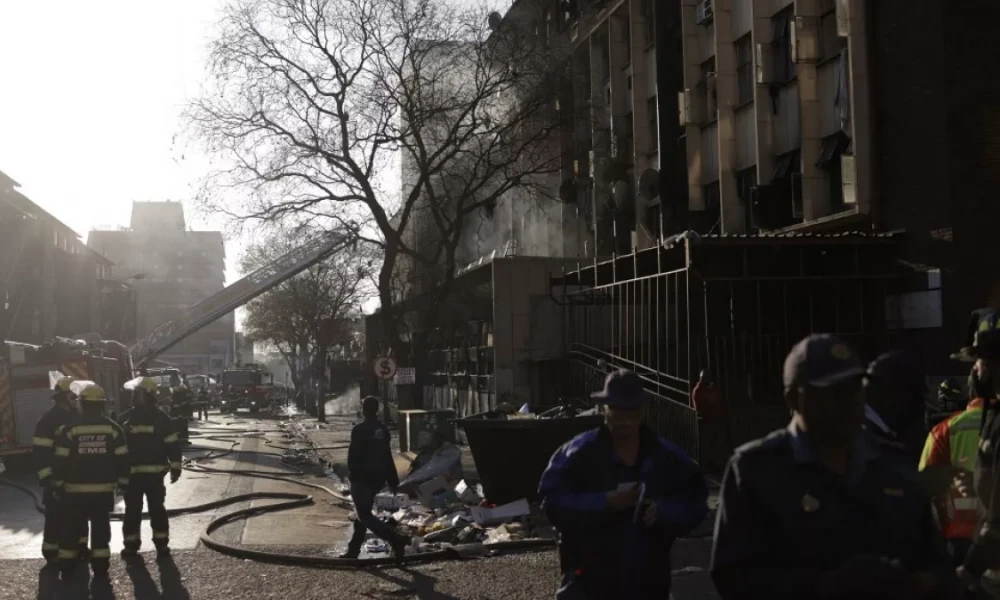 Νότια Αφρική: Τέσσερις νεκροί και δεκάδες παγιδευμένοι μετά από κατάρρευση κτιρίου (Βίντεο)